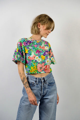 90s Crop Shirt-Bluse mit süßen Trompetenärmeln, Knopfleiste am Rücken und tollem Blumenmuster in Grün, Türkis, Lindgrün, Hellblau, Dunkelblau, Lila, Flieder, Pink, Rosa, Rot, Gelb, Orange und Weiß – vermutlich aus Baumwolle, passend für eine XXS und ein absolutes Highlight