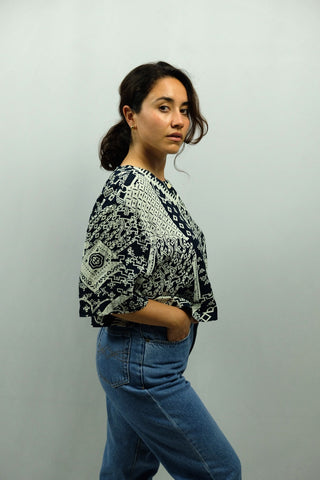 Cropped 90s Bluse mit Crazy Pattern Print in Tief Dunkelblau/Blauschwarz und Cremeweiß – ein absolutes Highlight – wir empfehlen die Bluse einer XL