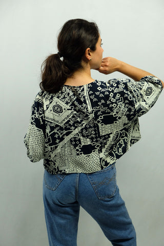 Cropped 90s Bluse mit Crazy Pattern Print in Tief Dunkelblau/Blauschwarz und Cremeweiß – ein absolutes Highlight – wir empfehlen die Bluse einer XL