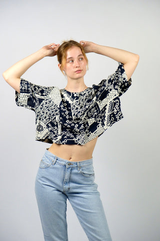 80s/90s Bluse aus reiner Viskose mit Rundhalsausschnitt, verdeckter Knopfleiste und Crazy Pattern Print in Dunkelblau und (Creme)weiß, von uns gecropped – wir empfehlen die Bluse einer L bis XL