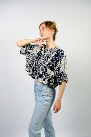 80s/90s Bluse aus reiner Viskose mit Rundhalsausschnitt, verdeckter Knopfleiste und Crazy Pattern Print in Dunkelblau und (Creme)weiß, von uns gecropped – wir empfehlen die Bluse einer L bis XL