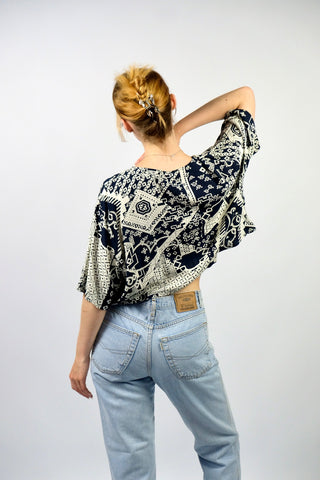 80s/90s Bluse aus reiner Viskose mit Rundhalsausschnitt, verdeckter Knopfleiste und Crazy Pattern Print in Dunkelblau und (Creme)weiß, von uns gecropped – wir empfehlen die Bluse einer L bis XL