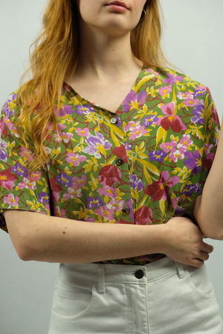 Grüne 80s/90s Bluse mit buntem Blumenmuster, leicht und angenehm zu tragen und zu empfehlen für eine M