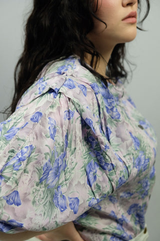 80s Bluse made in Italy mit floralem Muster in Mint und Flieder, toller Schnitt mit weiten Ärmeln – entspricht ca. einer M, sieht aber auch etwas lockerer an einer S toll aus – ein absolutes Highlight