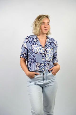 90s Bluse aus reiner Viskose mit floralem Crazy Pattern Print in Blautönen und Weiß – von uns gecropped und zu empfehlen für eine heutige L – ein absolutes Highlight
