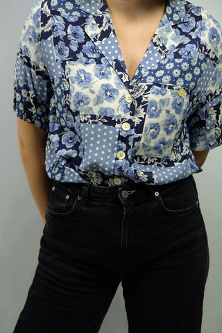 90s Viskose Bluse mit Crazy Pattern Blumen Print in Blau und Weiß – tragbar von einer M bis XL je nach gewünschter Passform
