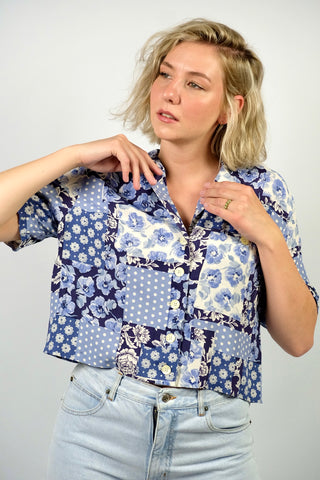 90s Bluse aus reiner Viskose mit floralem Crazy Pattern Print in Blautönen und Weiß – von uns gecropped und zu empfehlen für eine heutige L – ein absolutes Highlight