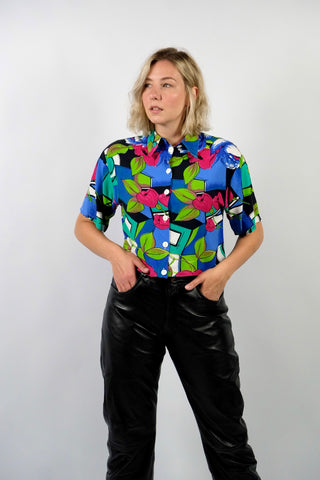 80s Viskose Bluse mit buntem Crazy Pattern Print – von uns gecropped – wir empfehlen die Bluse einer M – ein absolutes Highlight