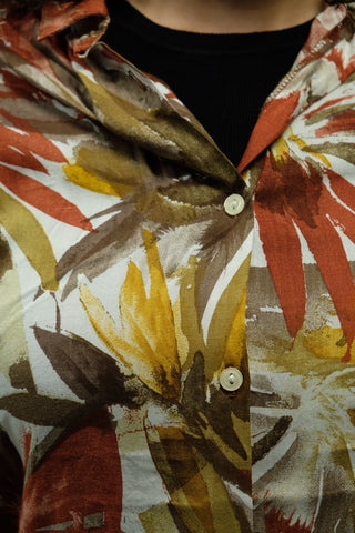 90s Bluse aus leichter, angenehmer Viskose mit Crazy Pattern Blätter Print in Rostrot, Braun und Gelb – tragbar von einer XS, S oder M je nach gewünschter Passform