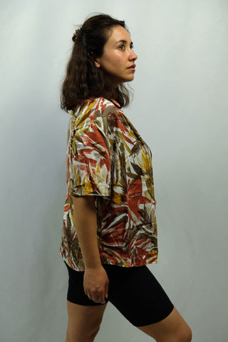 90s Bluse aus leichter, angenehmer Viskose mit Crazy Pattern Blätter Print in Rostrot, Braun und Gelb – tragbar von einer XS, S oder M je nach gewünschter Passform