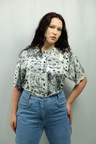 90s Bluse mit Rundhalskragen, schwarz-weißem Crazy Pattern Print und süßen Knöpfen in Mond-Form, tragbar von einer M bis XL je nach gewünschter Passform und ein absolutes Highlight