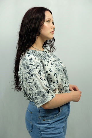 90s Bluse mit Rundhalskragen, schwarz-weißem Crazy Pattern Print und süßen Knöpfen in Mond-Form, tragbar von einer M bis XL je nach gewünschter Passform und ein absolutes Highlight