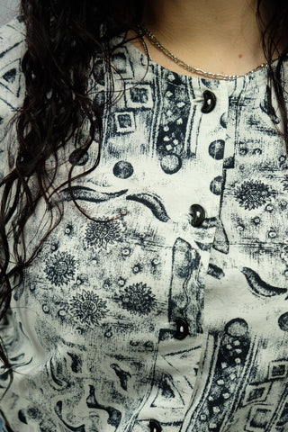 90s Bluse mit Rundhalskragen, schwarz-weißem Crazy Pattern Print und süßen Knöpfen in Mond-Form, tragbar von einer M bis XL je nach gewünschter Passform und ein absolutes Highlight