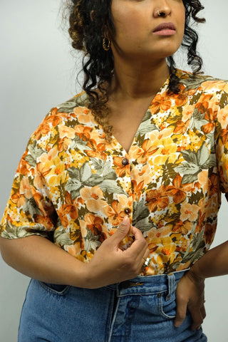 90s Bluse aus reiner Viskose, made in Italy, mit floralem Muster in Orange, Senf, Oliv, Rost, Pfirsich und Weiß - tragbar von einer M bis L je nach gewünschter Passform