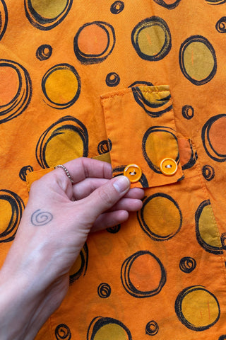 Bewusst locker geschnittene 80s Baumwollbluse in Orange mit tollem Kreise Print – von uns gecropped – tragbar von L bis XL und ein absolutes Highlight
