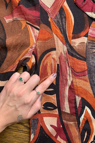 80s Bluse von Betty Barclay aus hochwertiger Viskose- und Leinenmischung mit leichten Puffärmeln, leicht tailliertem, elegantem Schnitt mit Rundhalskragen und tollem Crazy Pattern Print in Schwarz, Braun, Dunkelbraun, Orange, Rost, Beere und Beige – entspricht einer heutigen S/M (bitte Maße beachten) – ein seltenes Fundstück und absolutes Highlight