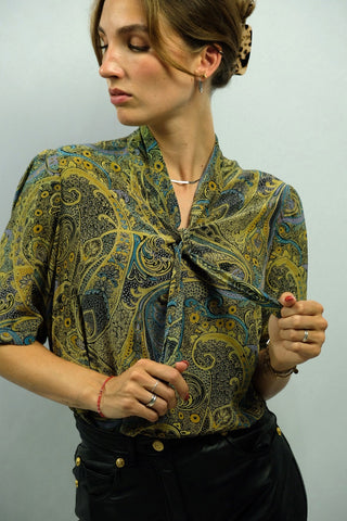 Locker geschnittene 80s Shirt-Bluse aus Seide, mit Schluppenkragen und tollem Boho Print – ein seltenes Fundstück und absolutes Highlight – zu empfehlen für eine S oder kleine M