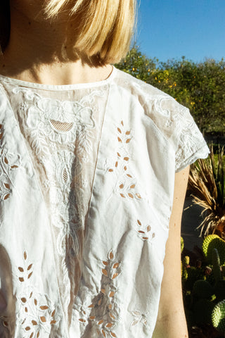 Traumhafte, weiße 90s Bluse aus reiner, leichter Baumwolle in eher kürzerem Schnitt mit floralen Lochstickereien, tollem Taillenbündchen, das leicht stretchy ist sowie Knopfleiste am Rücken (s. letzten beiden Fotos) – tragbar von einer XS oder schmalen S und ein absolutes Highlight