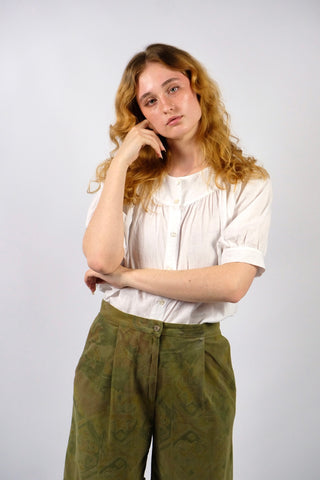 Weiße 80s Bluse made in Italy aus hochwertiger Baumwoll- und Leinenmischung, lockerer Schnitt mit dezenten Puffärmeln und süßen Blumenstickereien vorn – entspricht ca. einer heutigen M – ein absolutes Highlight
