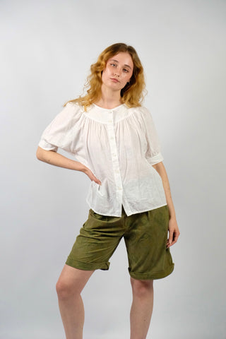 Weiße 80s Bluse made in Italy aus hochwertiger Baumwoll- und Leinenmischung, lockerer Schnitt mit dezenten Puffärmeln und süßen Blumenstickereien vorn – entspricht ca. einer heutigen M – ein absolutes Highlight