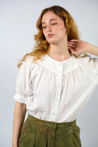 Weiße 80s Bluse made in Italy aus hochwertiger Baumwoll- und Leinenmischung, lockerer Schnitt mit dezenten Puffärmeln und süßen Blumenstickereien vorn – entspricht ca. einer heutigen M – ein absolutes Highlight