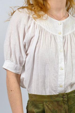 Weiße 80s Bluse made in Italy aus hochwertiger Baumwoll- und Leinenmischung, lockerer Schnitt mit dezenten Puffärmeln und süßen Blumenstickereien vorn – entspricht ca. einer heutigen M – ein absolutes Highlight