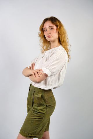 Weiße 80s Bluse made in Italy aus hochwertiger Baumwoll- und Leinenmischung, lockerer Schnitt mit dezenten Puffärmeln und süßen Blumenstickereien vorn – entspricht ca. einer heutigen M – ein absolutes Highlight