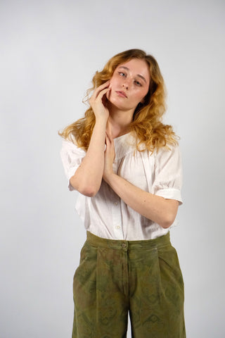 Weiße 80s Bluse made in Italy aus hochwertiger Baumwoll- und Leinenmischung, lockerer Schnitt mit dezenten Puffärmeln und süßen Blumenstickereien vorn – entspricht ca. einer heutigen M – ein absolutes Highlight