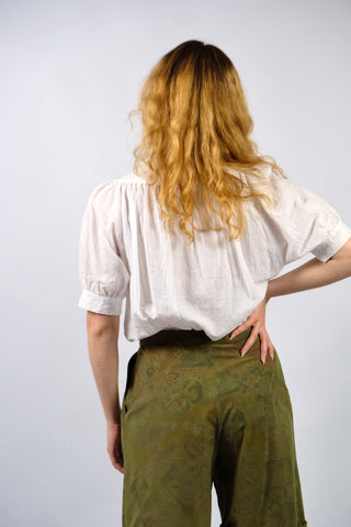 Weiße 80s Bluse made in Italy aus hochwertiger Baumwoll- und Leinenmischung, lockerer Schnitt mit dezenten Puffärmeln und süßen Blumenstickereien vorn – entspricht ca. einer heutigen M – ein absolutes Highlight
