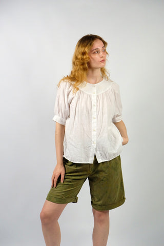 Weiße 80s Bluse made in Italy aus hochwertiger Baumwoll- und Leinenmischung, lockerer Schnitt mit dezenten Puffärmeln und süßen Blumenstickereien vorn – entspricht ca. einer heutigen M – ein absolutes Highlight