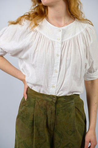 Weiße 80s Bluse made in Italy aus hochwertiger Baumwoll- und Leinenmischung, lockerer Schnitt mit dezenten Puffärmeln und süßen Blumenstickereien vorn – entspricht ca. einer heutigen M – ein absolutes Highlight