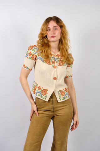 Handmade 70s Bluse in Creme/Beige mit atemberaubenden Boho Blumen Stickereien in Orange, Rost, Beige, Blau, Braun und Grün – süßer, femininer und eher kürzerer Schnitt mit leichten Puffärmeln und ideal für eine XS – ein seltenes Fundstück, wahres Unikat und absolutes Highlight