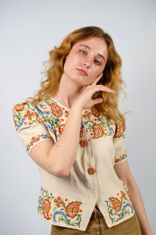 Handmade 70s Bluse in Creme/Beige mit atemberaubenden Boho Blumen Stickereien in Orange, Rost, Beige, Blau, Braun und Grün – süßer, femininer und eher kürzerer Schnitt mit leichten Puffärmeln und ideal für eine XS – ein seltenes Fundstück, wahres Unikat und absolutes Highlight