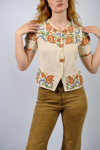 Handmade 70s Bluse in Creme/Beige mit atemberaubenden Boho Blumen Stickereien in Orange, Rost, Beige, Blau, Braun und Grün – süßer, femininer und eher kürzerer Schnitt mit leichten Puffärmeln und ideal für eine XS – ein seltenes Fundstück, wahres Unikat und absolutes Highlight