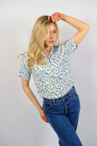 Weiße 70s Bluse made in USA aus reiner Baumwolle mit tollem Kragen, umschlagbaren Ärmeln und süßem Blümchen und Bienen Print in Blau, Grün und Senf – tragbar von einer XS – ein seltenes Fundstück und absolutes Highlight