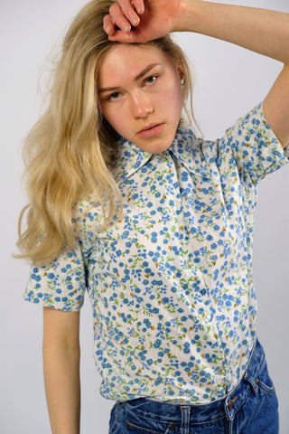 Weiße 70s Bluse made in USA aus reiner Baumwolle mit tollem Kragen, umschlagbaren Ärmeln und süßem Blümchen und Bienen Print in Blau, Grün und Senf – tragbar von einer XS – ein seltenes Fundstück und absolutes Highlight