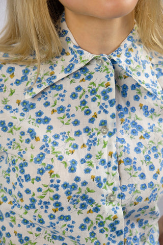 Weiße 70s Bluse made in USA aus reiner Baumwolle mit tollem Kragen, umschlagbaren Ärmeln und süßem Blümchen und Bienen Print in Blau, Grün und Senf – tragbar von einer XS – ein seltenes Fundstück und absolutes Highlight