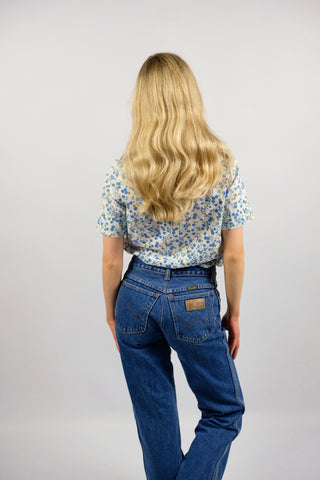 Weiße 70s Bluse made in USA aus reiner Baumwolle mit tollem Kragen, umschlagbaren Ärmeln und süßem Blümchen und Bienen Print in Blau, Grün und Senf – tragbar von einer XS – ein seltenes Fundstück und absolutes Highlight
