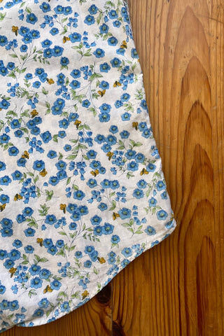 Weiße 70s Bluse made in USA aus reiner Baumwolle mit tollem Kragen, umschlagbaren Ärmeln und süßem Blümchen und Bienen Print in Blau, Grün und Senf – tragbar von einer XS – ein seltenes Fundstück und absolutes Highlight