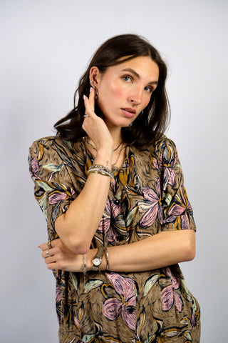 80s Handmade Viskose Bluse mit floralem Crazy Pattern Print in Hellbraun, Schwarz, Senf, Rosa/Rot, Hellgrün und Beige – wir empfehlen die Bluse einer M bis L – ein wahres Unikat und absolutes Highlight