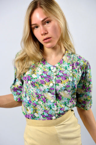 Handmade 80s Bluse mit Blümchen Print in Weiß, Lila, Flieder, Hellblau, Blau, Gelb, Grün, Graubraun und Schwarz – wir empfehlen die Bluse einer M – ein absolutes Highlight