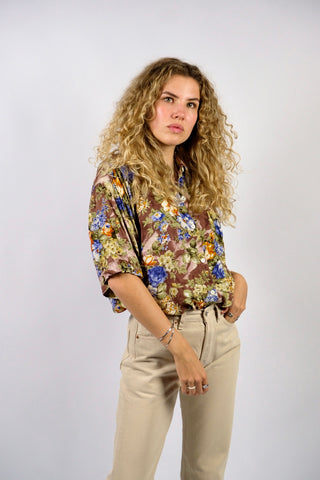 80s/90s Hemdbluse aus reiner Viskose mit Blumen Print in Rotbraun, Altrosa, Blau, Olivgrün, Beige, Weiß, Orange und gedecktem Gelb – Größe L und ein absolutes Highlight