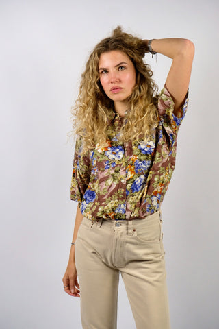 80s/90s Hemdbluse aus reiner Viskose mit Blumen Print in Rotbraun, Altrosa, Blau, Olivgrün, Beige, Weiß, Orange und gedecktem Gelb – Größe L und ein absolutes Highlight