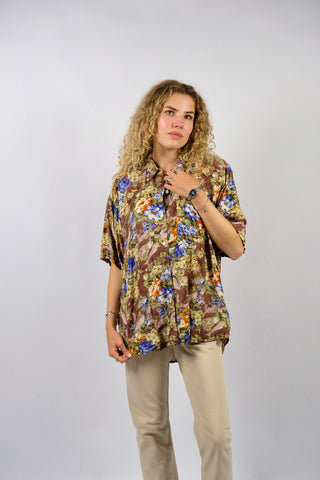 80s/90s Hemdbluse aus reiner Viskose mit Blumen Print in Rotbraun, Altrosa, Blau, Olivgrün, Beige, Weiß, Orange und gedecktem Gelb – Größe L und ein absolutes Highlight