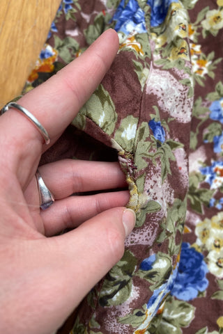 80s/90s Hemdbluse aus reiner Viskose mit Blumen Print in Rotbraun, Altrosa, Blau, Olivgrün, Beige, Weiß, Orange und gedecktem Gelb – Größe L und ein absolutes Highlight