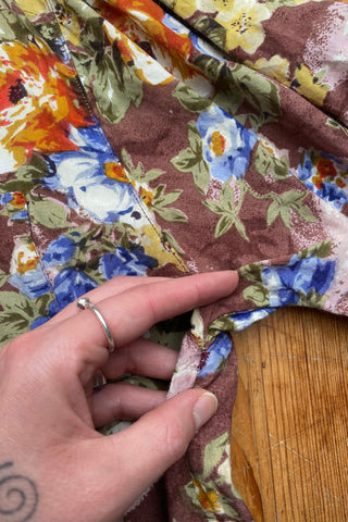 80s/90s Hemdbluse aus reiner Viskose mit Blumen Print in Rotbraun, Altrosa, Blau, Olivgrün, Beige, Weiß, Orange und gedecktem Gelb – Größe L und ein absolutes Highlight