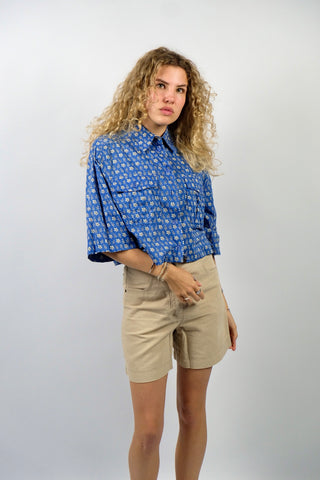 Blaue 80s/90s Bluse aus reiner, leichter Baumwolle mit halblangen Ärmeln und Blümchenmuster in (Creme)weiß – von uns gecropped – entspricht nun ca. einer heutigen M, eignet sich aber auch für oversized Looks an kleineren Größen