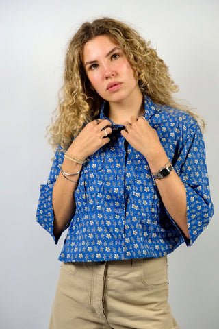 Blaue 80s/90s Bluse aus reiner, leichter Baumwolle mit halblangen Ärmeln und Blümchenmuster in (Creme)weiß – von uns gecropped – entspricht nun ca. einer heutigen M, eignet sich aber auch für oversized Looks an kleineren Größen