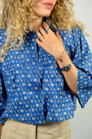 Blaue 80s/90s Bluse aus reiner, leichter Baumwolle mit halblangen Ärmeln und Blümchenmuster in (Creme)weiß – von uns gecropped – entspricht nun ca. einer heutigen M, eignet sich aber auch für oversized Looks an kleineren Größen