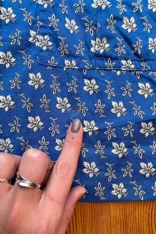 Blaue 80s/90s Bluse aus reiner, leichter Baumwolle mit halblangen Ärmeln und Blümchenmuster in (Creme)weiß – von uns gecropped – entspricht nun ca. einer heutigen M, eignet sich aber auch für oversized Looks an kleineren Größen